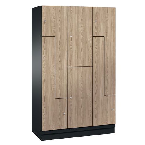 Spind mit Holztüren in L-Form - 6 Fächer, Breite 300 und 400 mm – auf Sockel Spind mit Holztüren in L-Form - 6 Fächer, Breite 300 und 400 mm – auf Sockel
