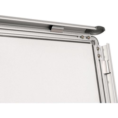 Die einklipsbaren Seiten erleichtern das Anbringen von Plakaten