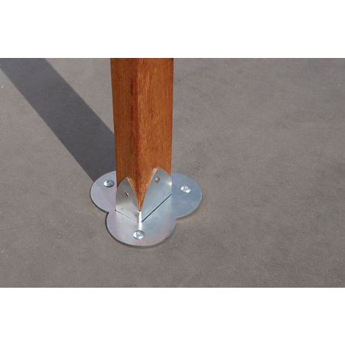 Holzpfosten mit verzinkter Metallbasis